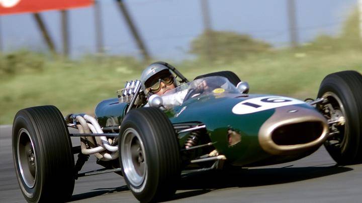 Tay đua người Úc Jack Brabham, nhà vô địch thế giới vào năm 1959, 1960 và 1966 đã nhanh chóng chứng tỏ được tính ưu việc của mẫu thiết kế mới.