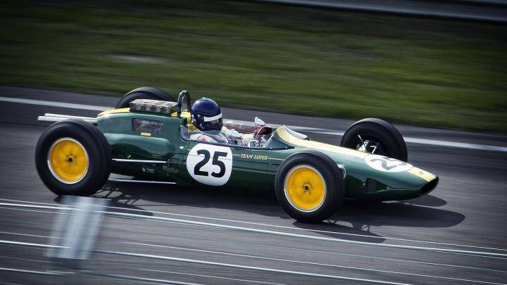 Vào năm 1962, Lotus giới thiệu chiếc xe hơi có miếng gầm khung bằng nhôm gắn liền với thân thay cho kiểu thiết kế dạng khung truyền thống.