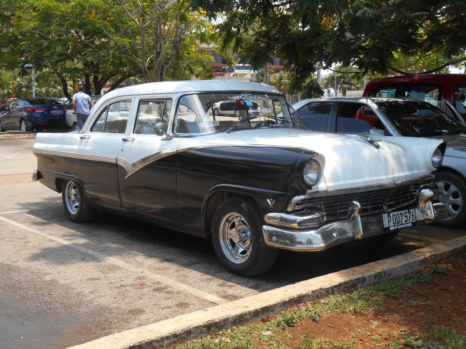 Một chiếc Ford 1955.