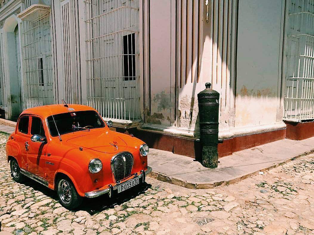 Năm 1898, những người dân Cuba được nhìn thấy chiếc xe hơi lần đầu tiên. Đó là một nhà tư sản của Cuba đã mua chiếc xe từ Pháp về để kinh doanh. Khi ấy, chiếc xe chỉ đi được hơn 10km/h.