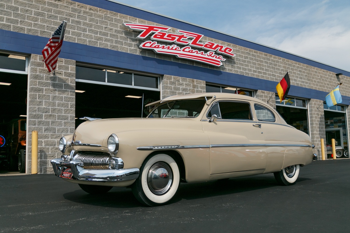 Một chiếc Mercury 1942 đậu trên một đường phố ở trung tâm Havana.