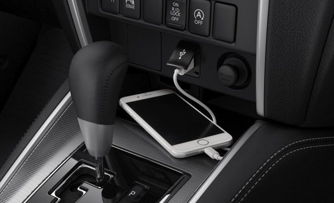 Cổng kết nối USB được thiết kế ngay cạnh cần số