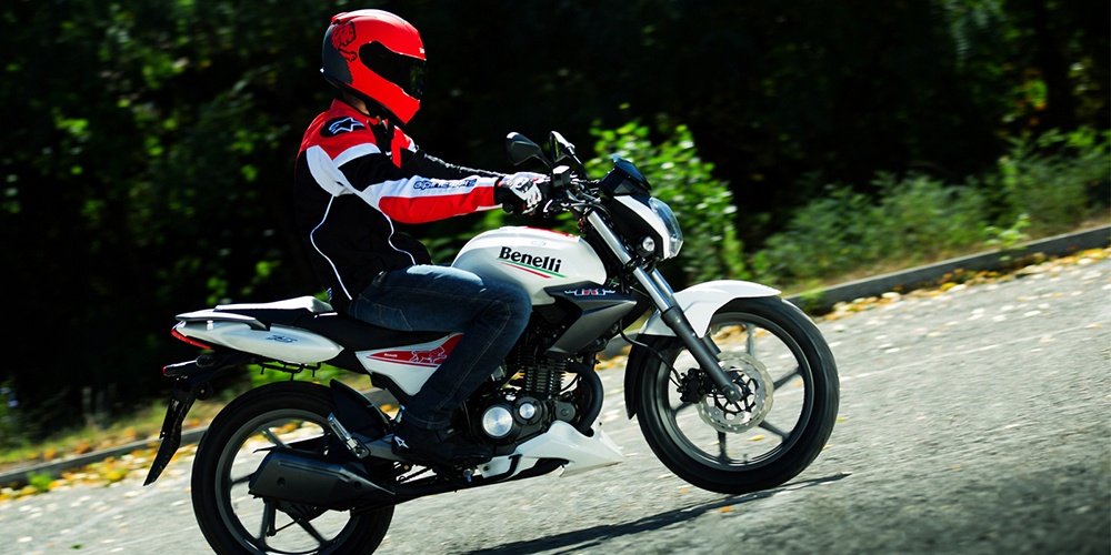 Benelli TNT15: Benelli TNT15 có thiết kế khá gần gũi với mọi người, có những đường nét góc cạnh riêng. Hiện nay TNT15 có giá khoảng 45 triệu đồng.