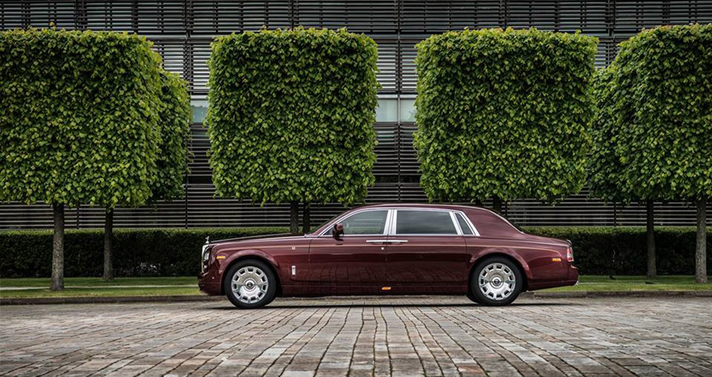 Mẫu siêu xe sang đắt nhất Việt Nam cho tới thời điểm hiện tại là chiếc Rolls-Royce Phantom Hoà bình & Vinh quang có giá lên tới 83 tỷ đồng thuộc sở hữu của một doanh nhân Việt Nam.