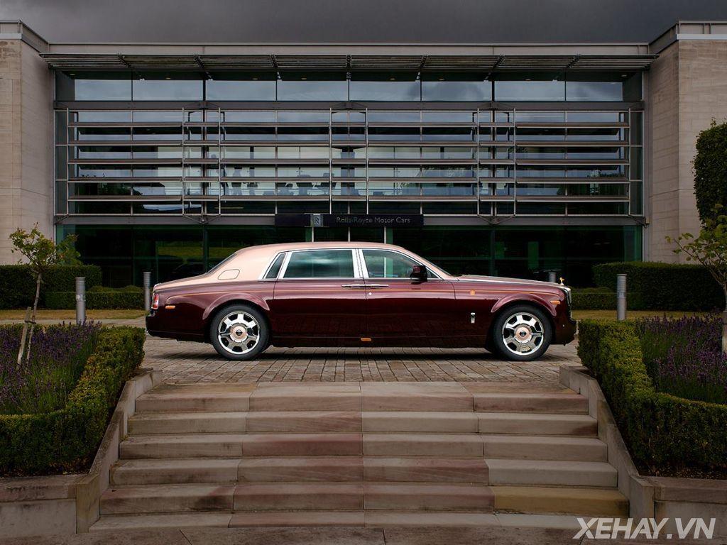 Xe sở hữu tông màu nâu đồng, hồng phấn cùng các họa tiết mang tính biểu tượng văn hóa Việt Nam.