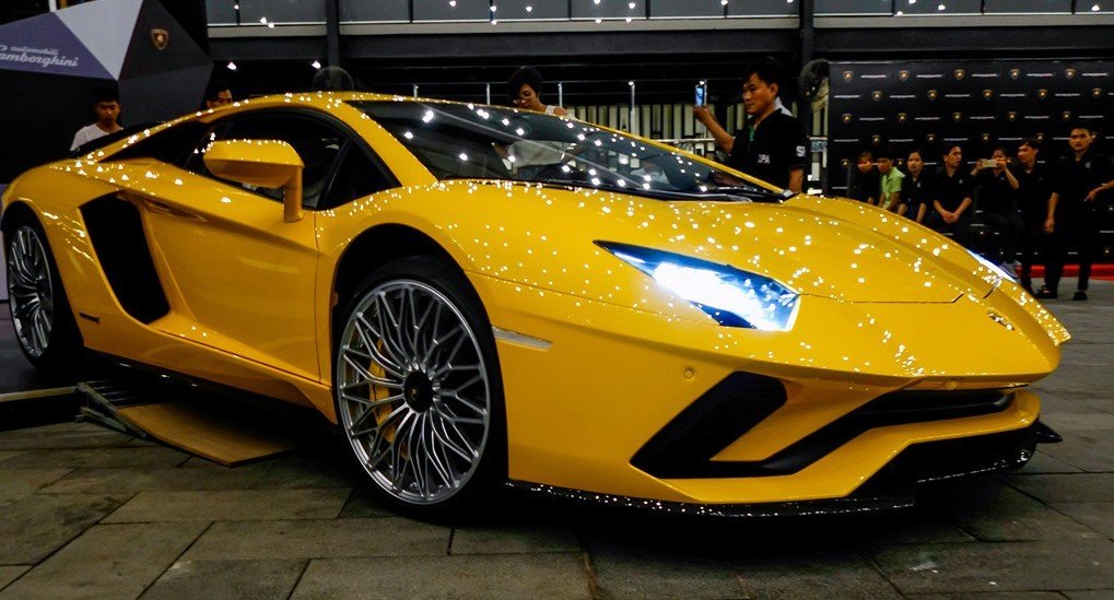 Giá bán Lamborghini Aventador S LP740-4 sau khi đến tay chủ nhân hiện chưa được tiết lộ, theo một nguồn tin ngoài lề siêu xe độc nhất này có giá lên tới 48 tỷ đồng.