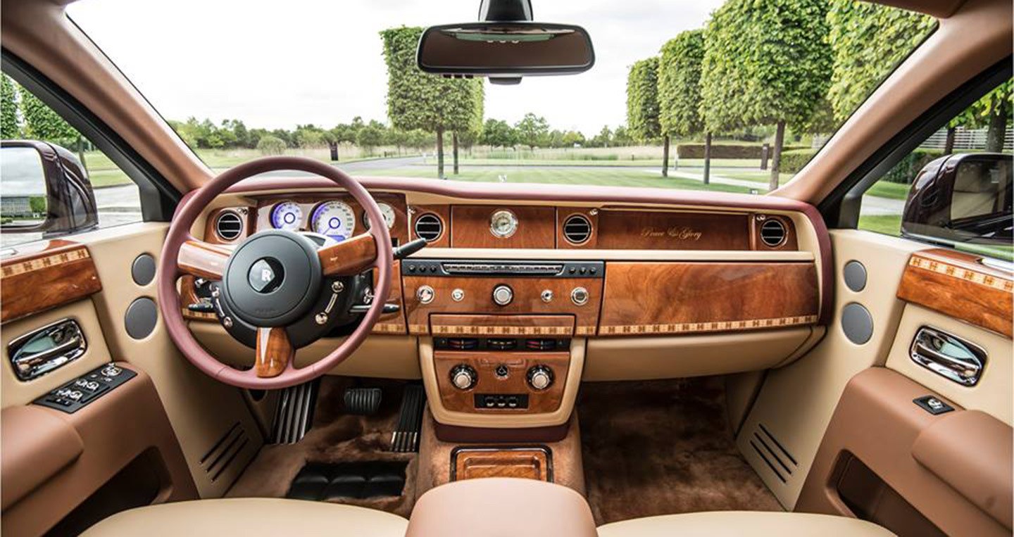 Xe có ngoại thất màu đỏ Madeira đậm. Điểm nhấn nội thất là các hoạ tiết mang hình ảnh Ông Ba Mươi được thể hiện trên các chi tiết và tiện nghi nội thất riêng giành cho chủ nhân