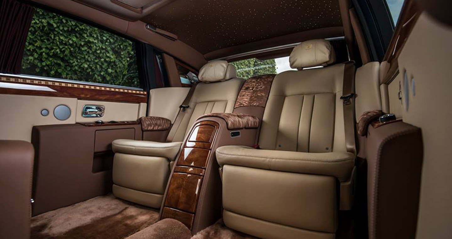 Huy hiệu riêng trên xe là cặp đôi chữ “H” lồng vào nhau mang ý nghĩa đặc biệt đối với chủ nhân chiếc xe, thể hiện sự gắn kết bền chặt và tình yêu Ông dành cho người vợ của mình.