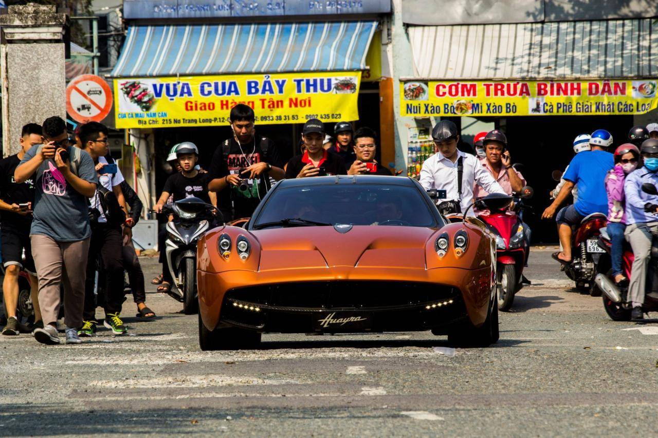 Chiếc Pagani Huayra màu cam sẫm được nhập về Việt Nam từ tháng 9/2016 cũng do đại gia Minh “nhựa” nhập về. Tại Dubai chiếc xe này có giá khởi điểm từ 1,9 triệu USD. Chiếc xe Pagani Huayra về Việt Nam có giá khoảng 80 tỷ đồng.