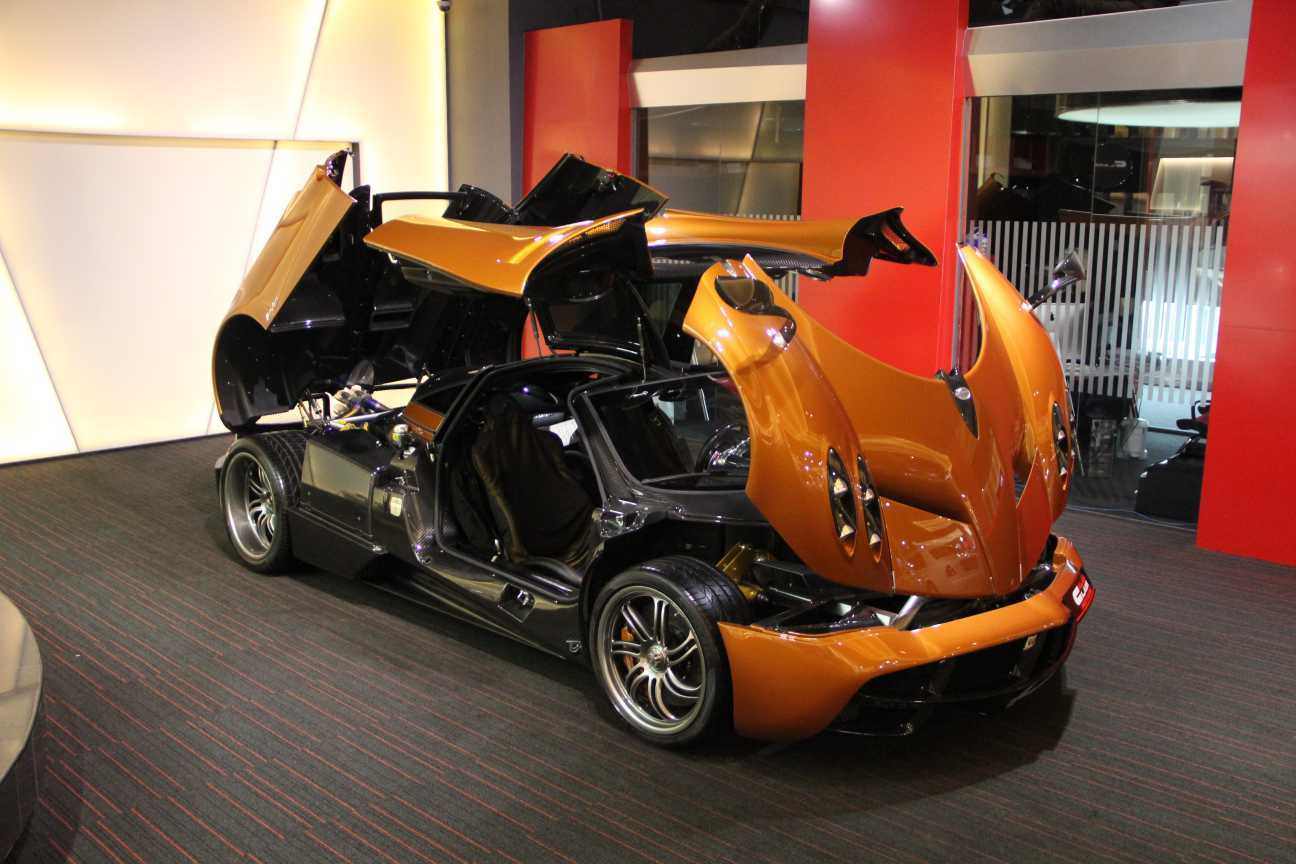 Chiếc xe được mệnh danh là “thần gió” với khối động cơ V12 6.0 tăng áp kép, xe có thể đạt tốc độ tối đa 383km/giờ và có thể tăng tốc từ 0-100km/h trong vòng 2,8 giây.