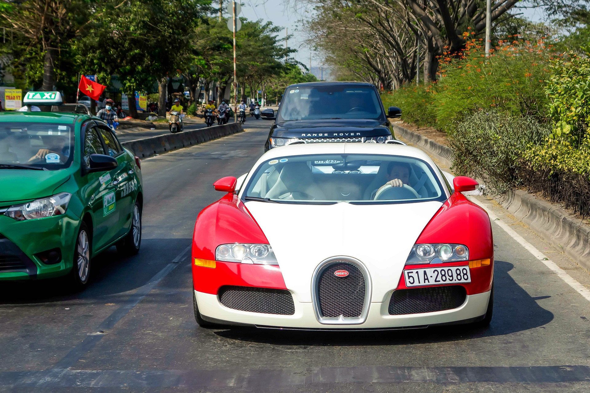 Chiếc Bugatti Veyron cũng từng thuộc sở hữu của đại gia Minh “nhựa” trị giá lên tới 70 tỷ đồng nếu tính đầy đủ thuế, phí khi ra biển số trắng.