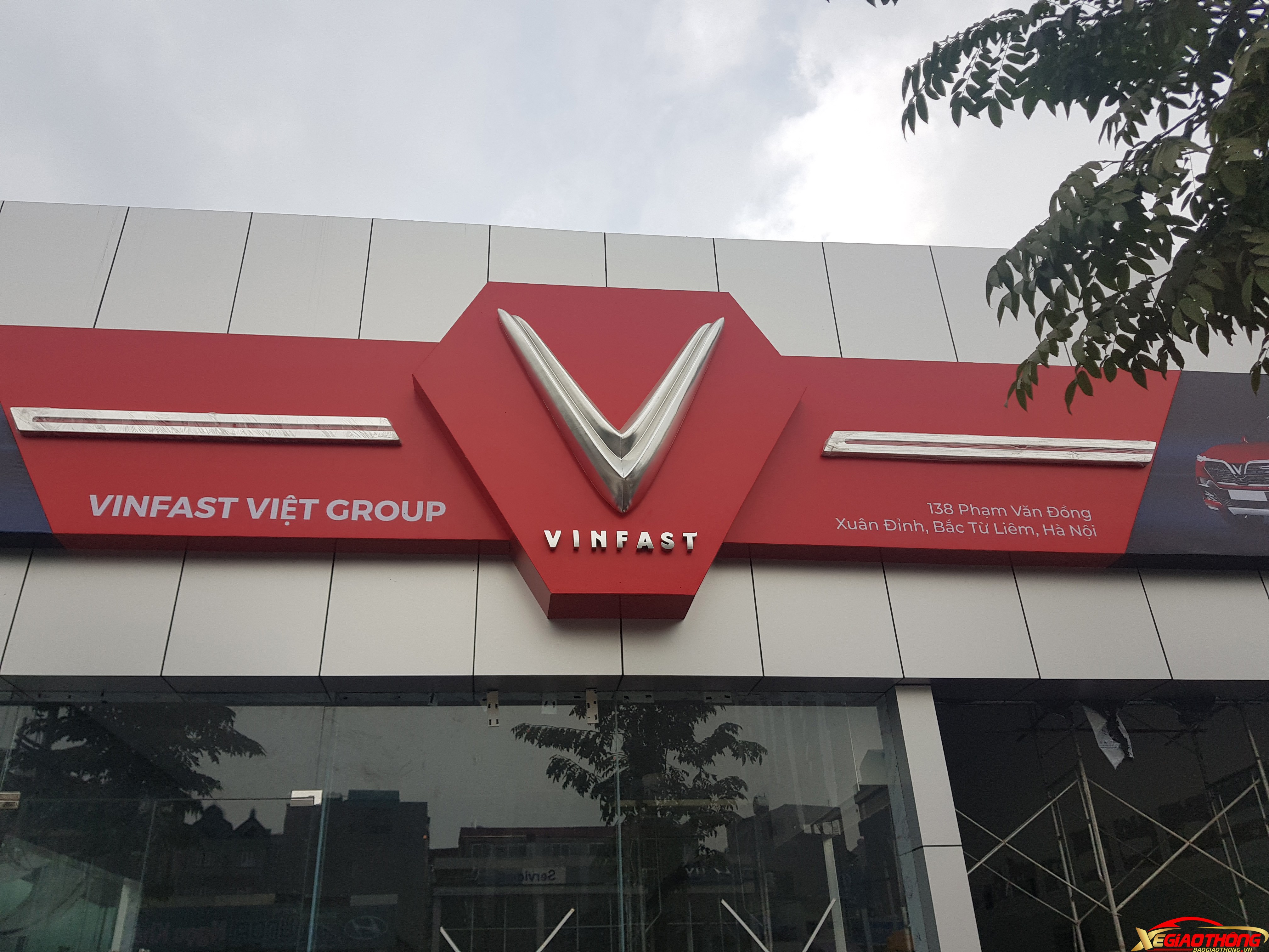 Showroom VinFast thứ 2 nằm trên phố Phạm Văn Đồng.