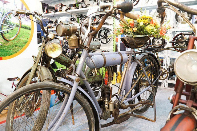 Chủ nhân của chiếc xe đạp hơn 100 tuổi là ông Bùi Xuân Mai (55 tuổi, quận Ba Đình, Hà Nội), người đã có gần 20 năm sưu tầm xe đạp cổ.