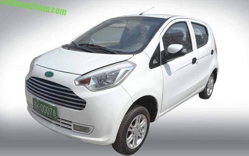 Dojo Pioneer nhái Aston Martin Cygnet