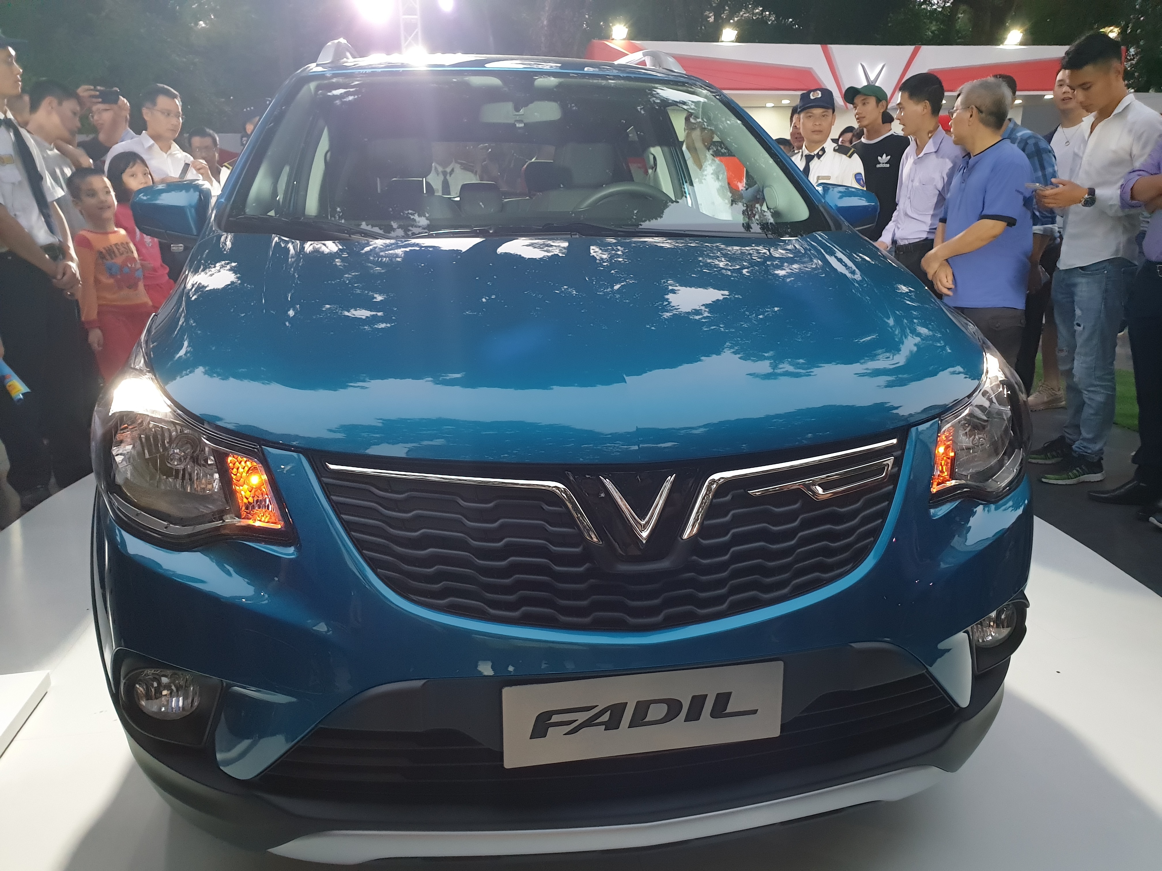 Phần đầu xe VinFast Fadil có thiết kế giống hệt Opel Karl Rocks, chỉ khác mặt lưới tản nhiệt trước và logo