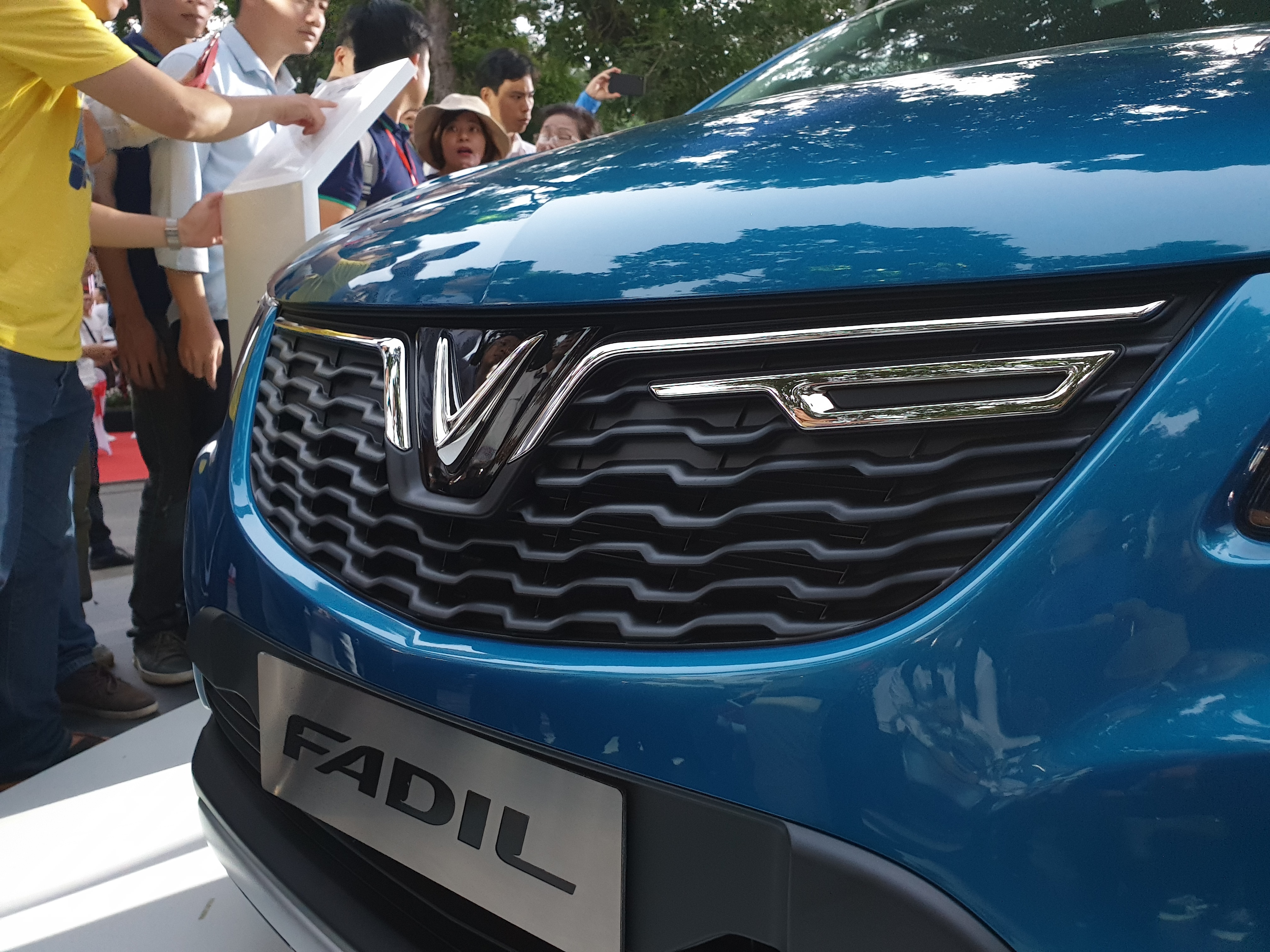 Đầu xe tương tự hai đàn anh là Lux A 2.0 và Lux SA 2.0 trong cách thiết kế lưới tản nhiệt và logo.