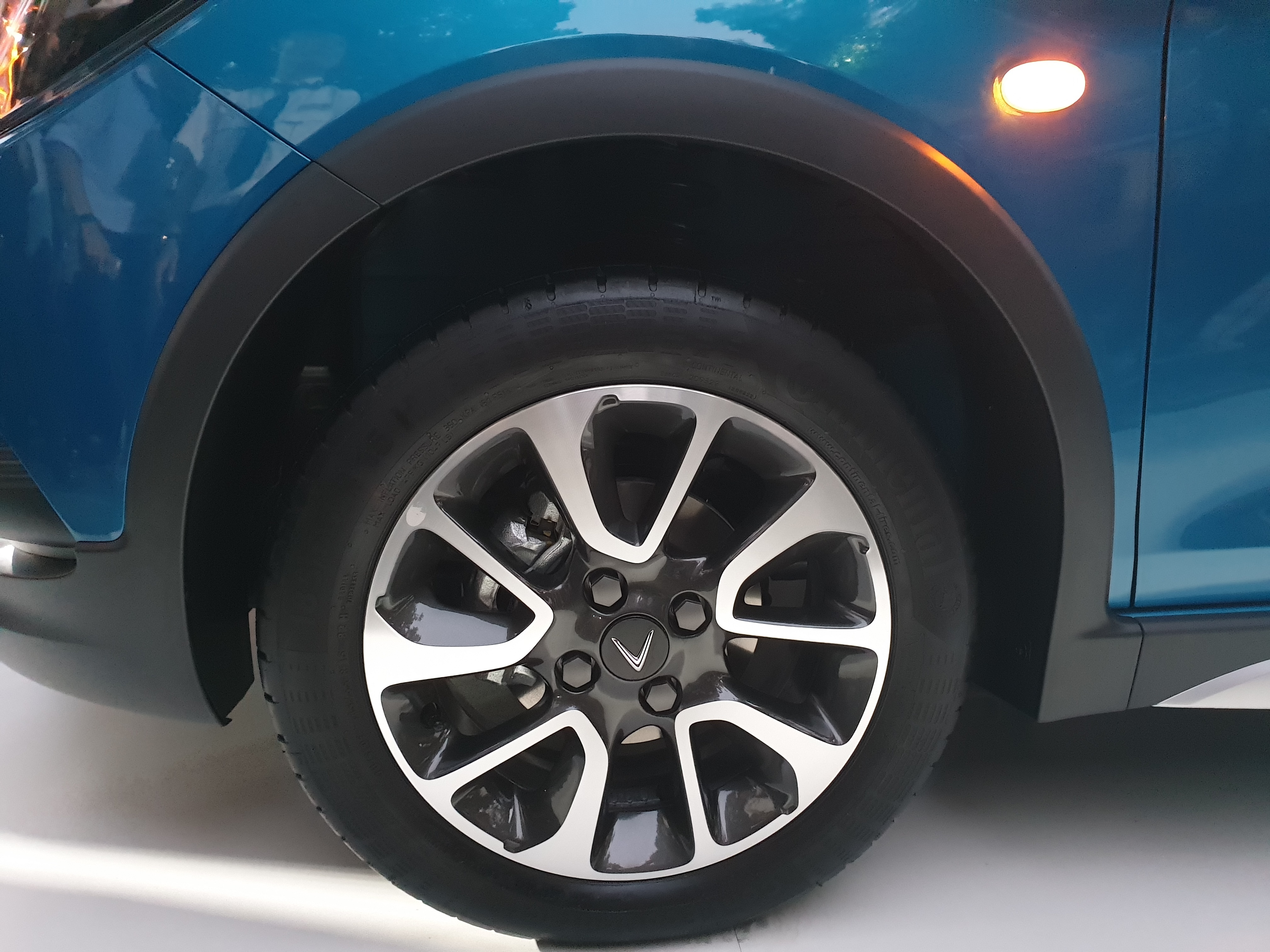Bộ vành hợp kim 15 inch 5 chấu kép phối 2 tông màu bên sườn.