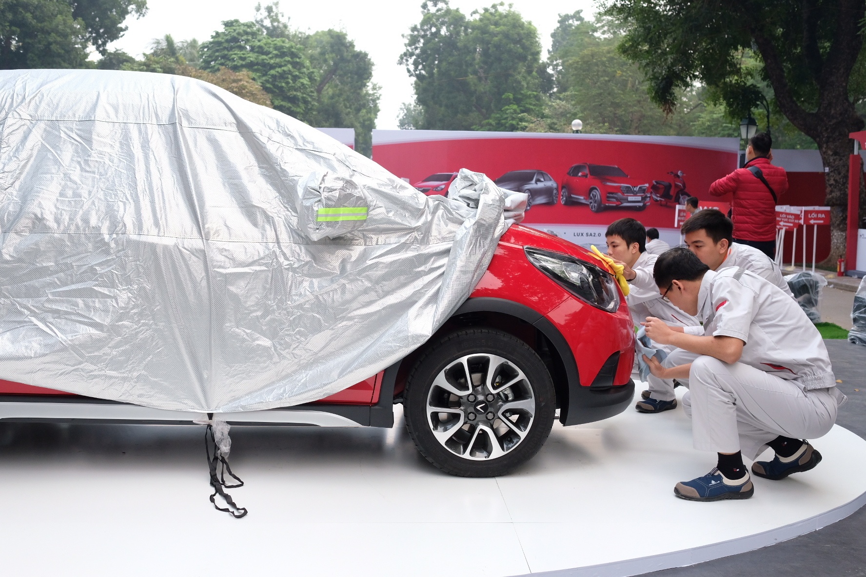 Các nhân viên VinFast đang lau chùi, vệ sinh các chi tiết ở phần đầu chiếc Fadil, được xem là tâm điểm của buổi ra mắt chiều nay
