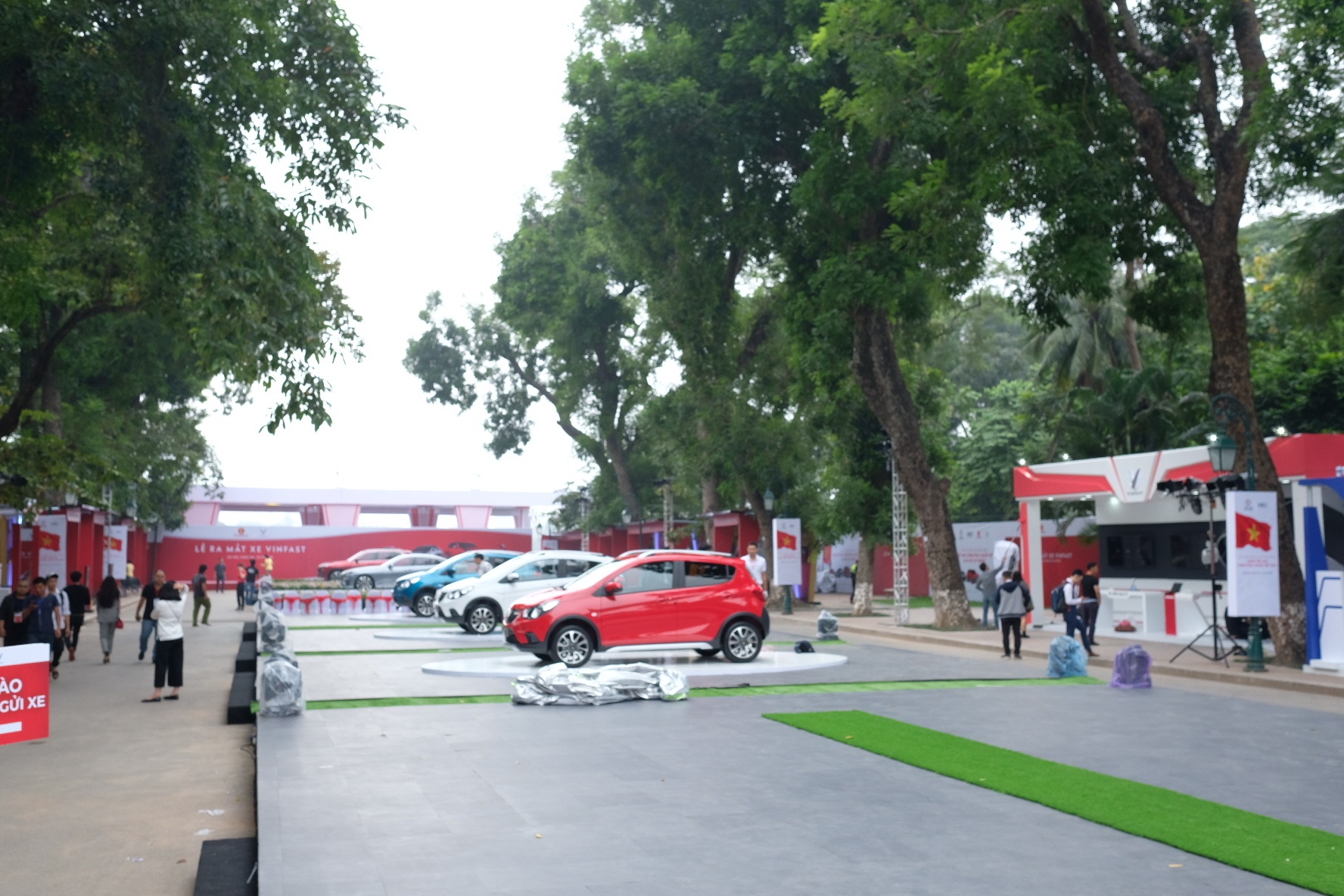 Mẫu ô tô cỡ nhỏ VinFast Fadil sẽ được trung bày với 3 phiên bản khác nhau. Trong đó, chiếc màu đỏ có thanh đỡ giá nóc tương tự như những mẫu crossover gầm cao