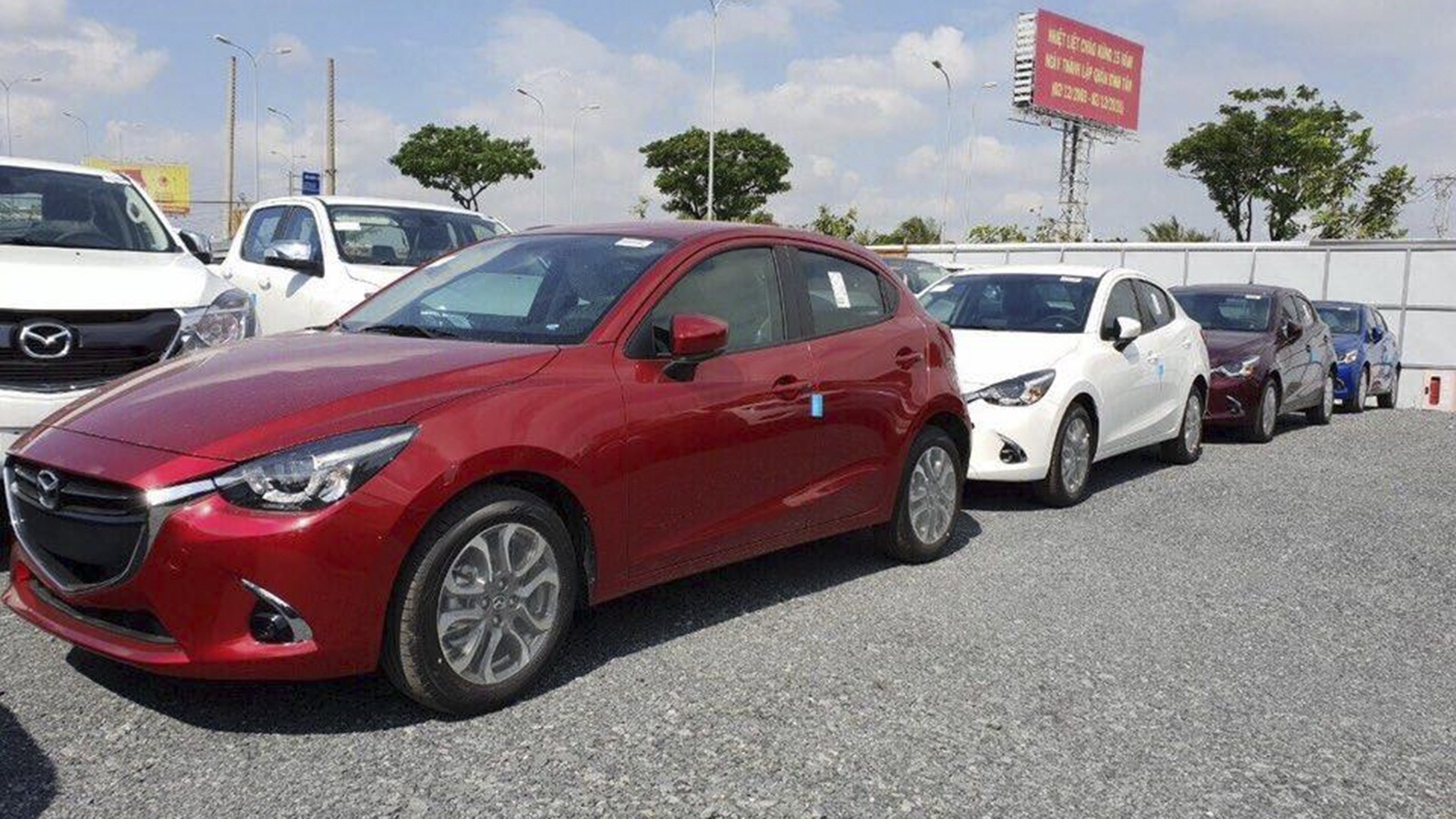 Theo một số đại lý, giá bán dự kiến Mazda 2 mới từ 509 – 599 triệu đồng. Giám đốc một đại lý Mazda tại Hà Nội cho biết, Mazda 2 mới sẽ được nhập khẩu nguyên chiếc, thay vì lắp ráp như trước đây.