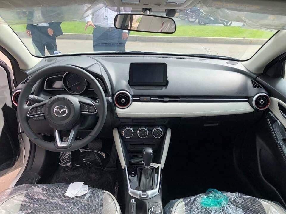Trang bị trên các phiên bản Premium sử dụng hệ thống giải trí Mazda Connect cũng được tích hợp cùng màn hình trung tâm mới, hệ thống điều hòa tự động, cruise control, lẫy chuyển số trên vô lăng và 6 loa.