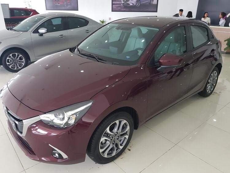 Mazda2 facelift được trang bị chống bó cứng phanh ABS, cân bằng điện tử DSC, khởi hành ngang dốc HLA, cảnh báo chống trộm, camera lùi, cảm biến lùi và 6 túi khí.