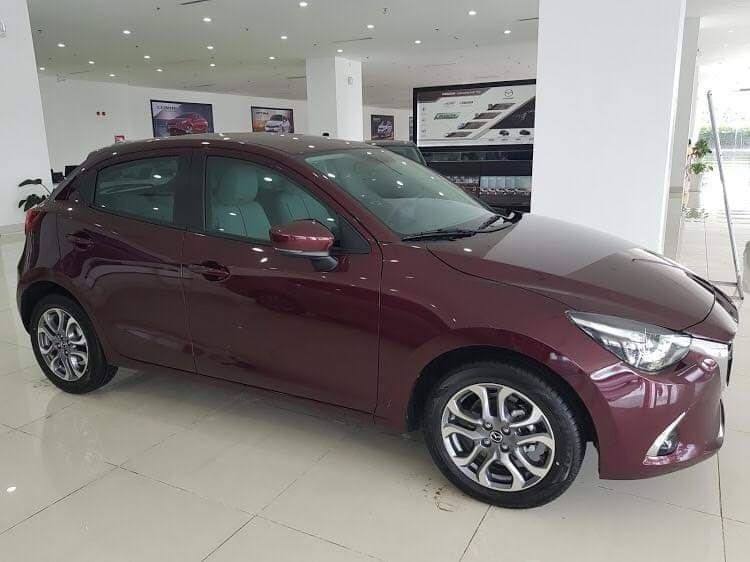 Phiên bản Sedan có giá bán rẻ nhất trang bị nội thất nỉ màu đen, đi kèm hệ thống màn hình đơn sắc, 4 loa, điều hòa chỉnh cơ và ko tích hợp cruise control, lẫy chuyển số trên vô lăng.