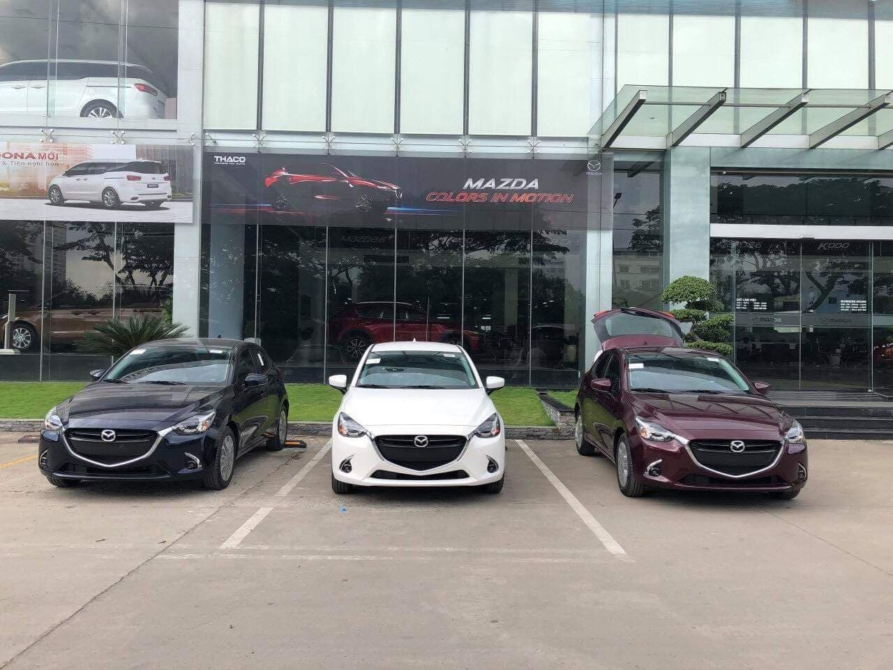 Sau nhiều thông tin rò rỉ, mẫu xe Mazda 2 bản nâng cấp đã có mặt tại một số đại lý của Mazda, sẵn sàng ra mắt khách hàng Việt.