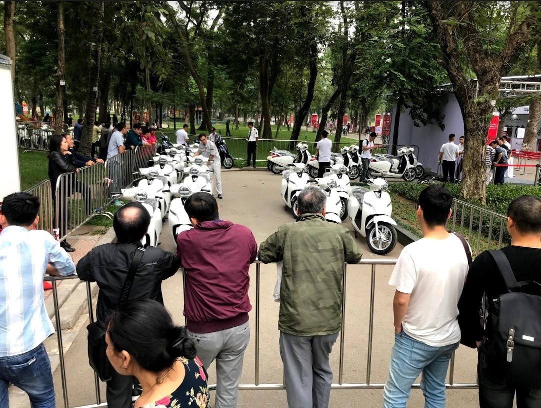 Rất đông người dân đã có mặt tại khu vực trưng bày xe để quan sát những chiếc xe máy điện VinFast Klar