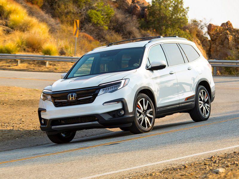 10. Honda Pilot Touring FWD 2019 có mức tiêu thụ nhiên liệu 20 dặm/ gallon trong phố, 27 dặm/ gallon cao tốc và 23 dặm/ gallon đường hỗn hợp