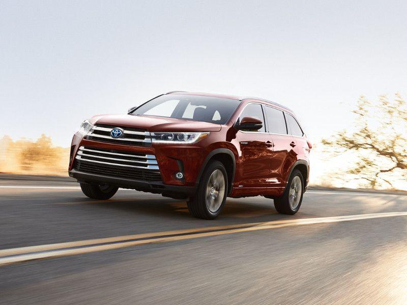 1. Toyota Highlander Hybrid AWD 2019 có mức tiêu thụ nhiên liệu 29 dặm/ gallon trong phố, 27 dặm/ gallon cao tốc và 28 dặm/ gallon đường hỗn hợp