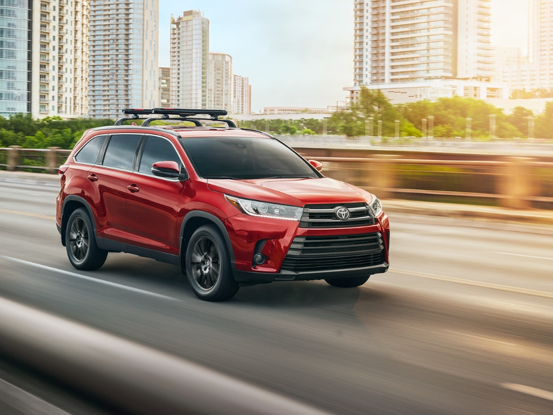 8. Toyota Highlander SE FWD 2019 có mức tiêu thụ nhiên liệu 21 dặm/ gallon trong phố, 27 dặm/ gallon cao tốc và 23 dặm/ gallon đường hỗn hợp