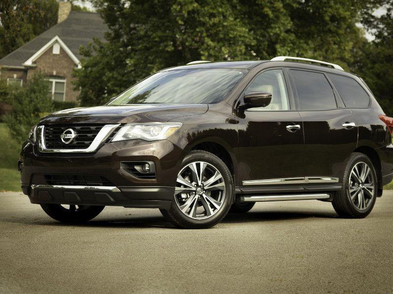 6. Nissan Pathfinder 2019 có mức tiêu thụ nhiên liệu 21 dặm/ gallon trong phố, 27 dặm/ gallon cao tốc và 23 dặm/ gallon đường hỗn hợp