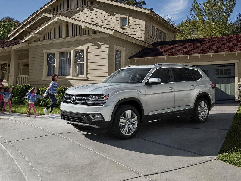 5. Volkswagen Atlas 2019 có mức tiêu thụ nhiên liệu 22 dặm/ gallon trong phố, 26 dặm/ gallon cao tốc và 24 dặm/ gallon đường hỗn hợp