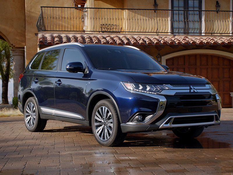 2. Mitsubishi Outlander 2019 có mức tiêu thụ nhiên liệu 25 dặm/ gallon trong phố, 30 dặm/ gallon cao tốc và 27 dặm/ gallon đường hỗn hợp