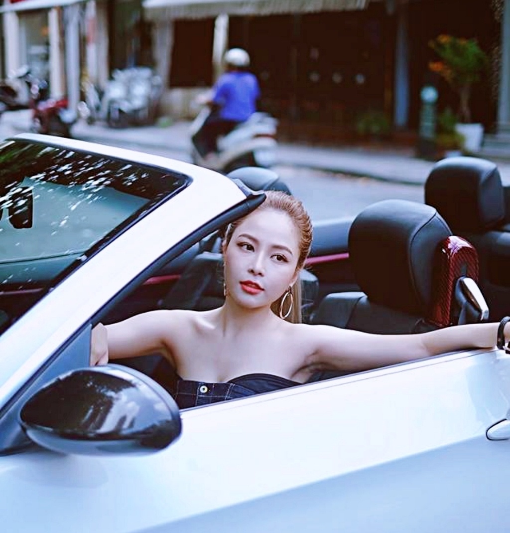 Tên tuổi của cô càng "hot" khi tham gia gameshow "Mảnh ghép tình yêu" cùng Pew Pew.