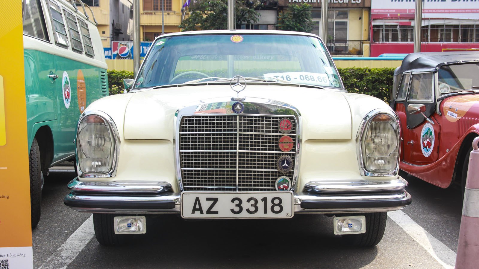 Chiếc Mercedes-Benz 280S trong đoàn