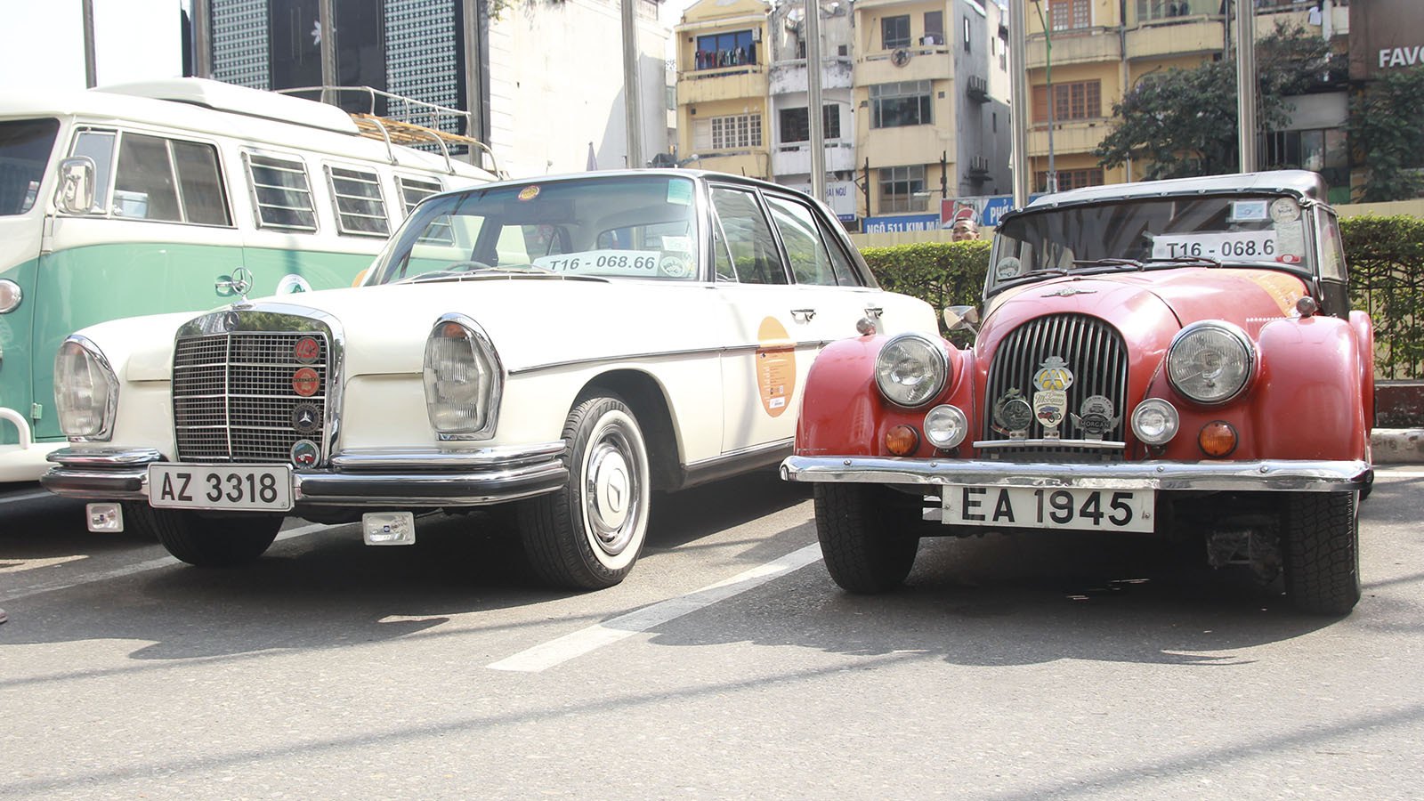 Có nhiều thương hiệu xe khác nhau như Mercedes, Morgan, Volkswagen và cả Ferrari