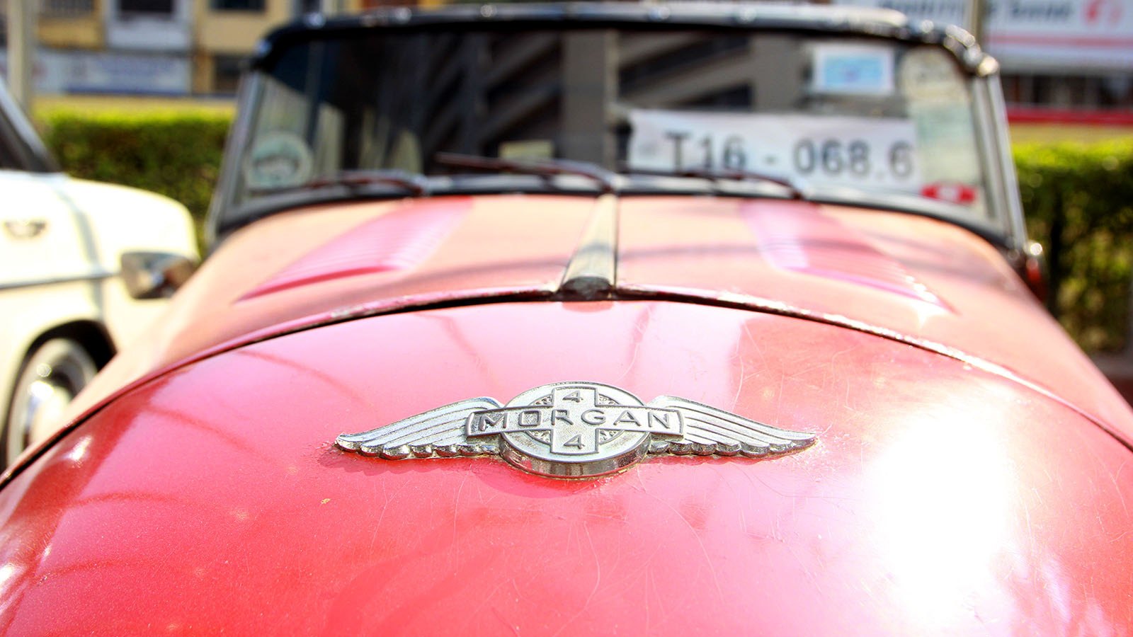 Logo Morgan trên chiếc xe cổ màu đỏ