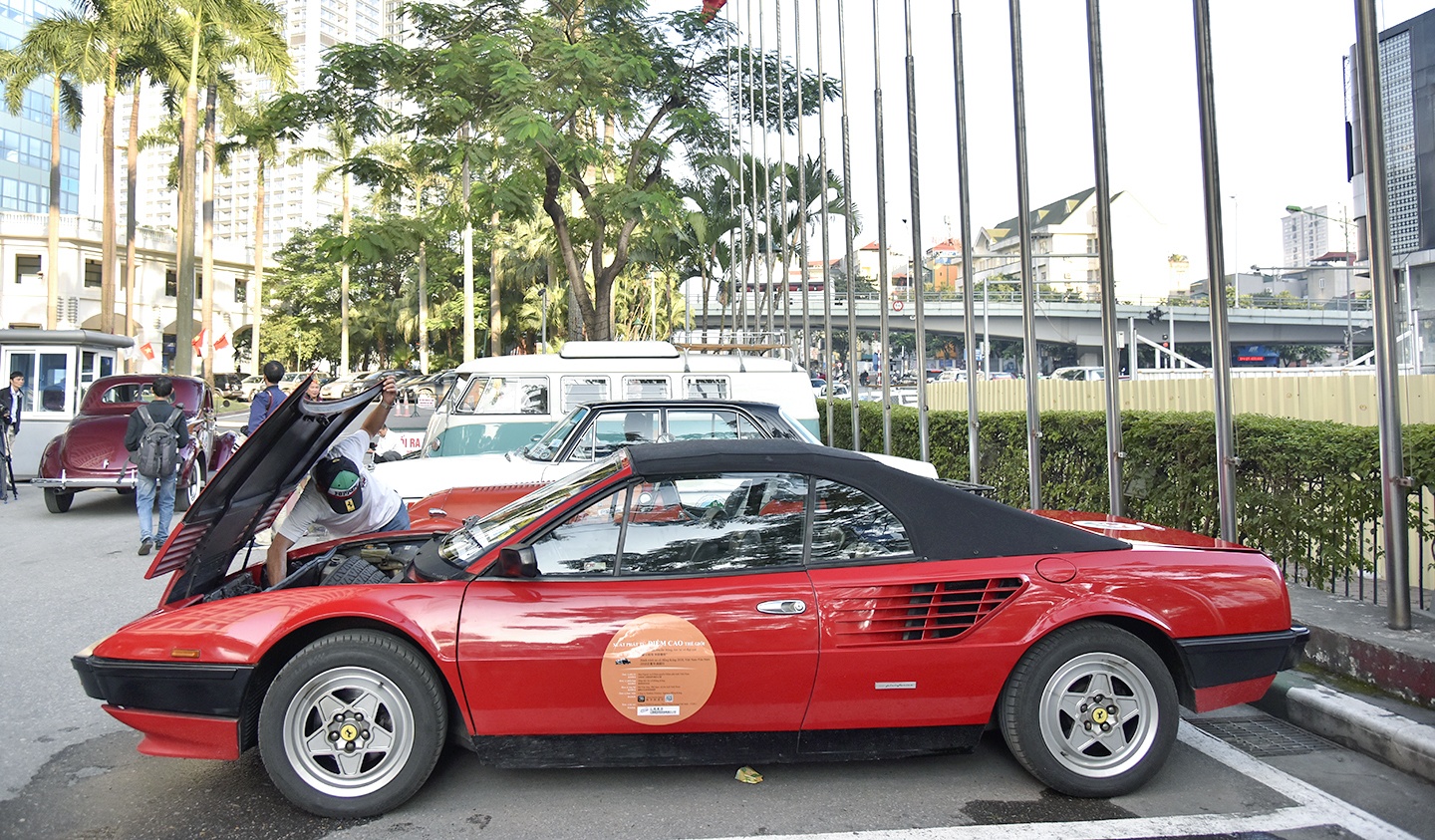 Một chiếc Ferrari mui trần khác cũng được chú ý là chiếc Mondial Cabriolet