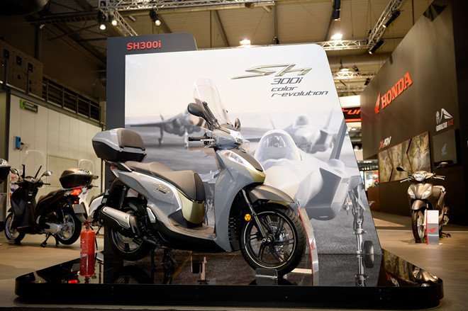 Phiên bản 2019 Honda SH300i đã xuất hiện tại Việt Nam thông qua đại lý tư nhân với mức giá 270-300 triệu.