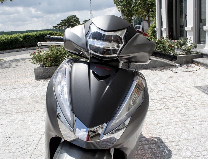 SH300i được điều chỉnh thiết kế trông bắt mắt hơn với hệ thống chiếu sáng LED hiện đại.