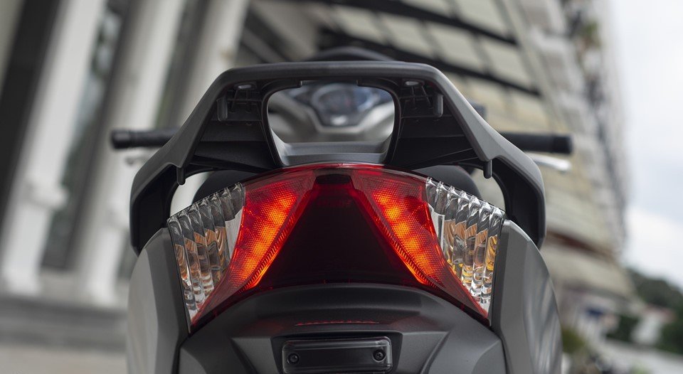 Đèn hậu hình chữ V ngược cũng sử dụng công nghệ LED hoàn toàn.