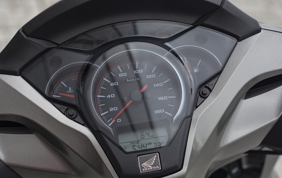 Đồng hồ trên SH 300i mới được bổ sung tính năng hiển thị nhiệt độ ngoài trời nhờ cảm biến nhiệt độ đặt trong mặt đồng hồ.