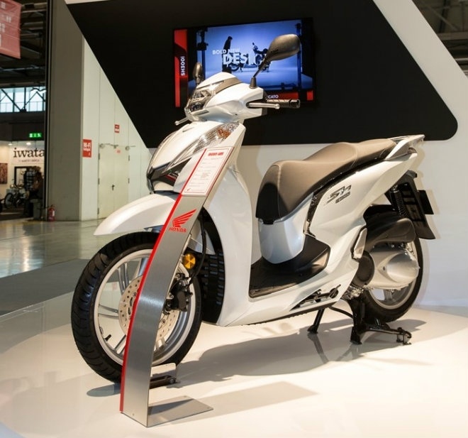 Honda SH 300i 2019 có 4 tùy chọn màu sắc là: xám mờ ánh kim, xám không quân, đỏ ngọc trai, bạc mờ ánh kim.