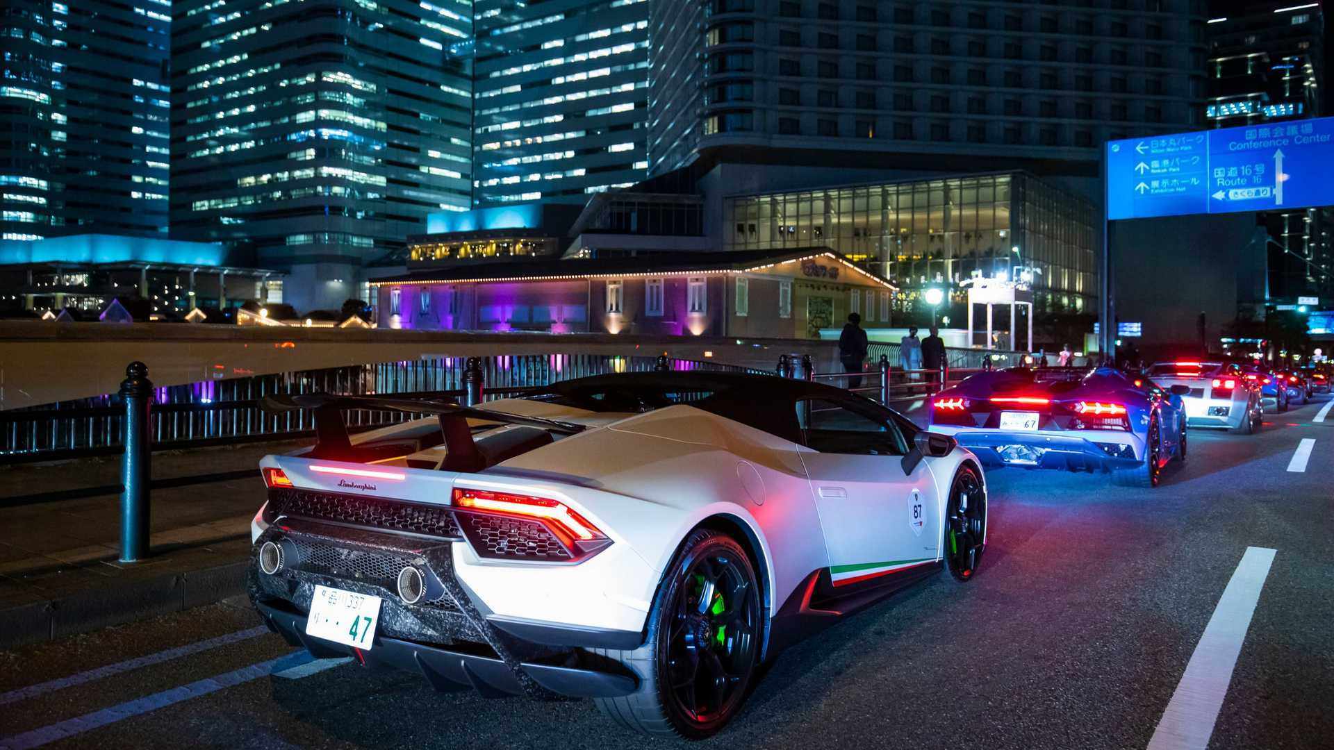 Một bữa tiệc đầy màu sắc của những siêu xe như Miura, Contach, LM002, Urus, Aventador S và Huracán.