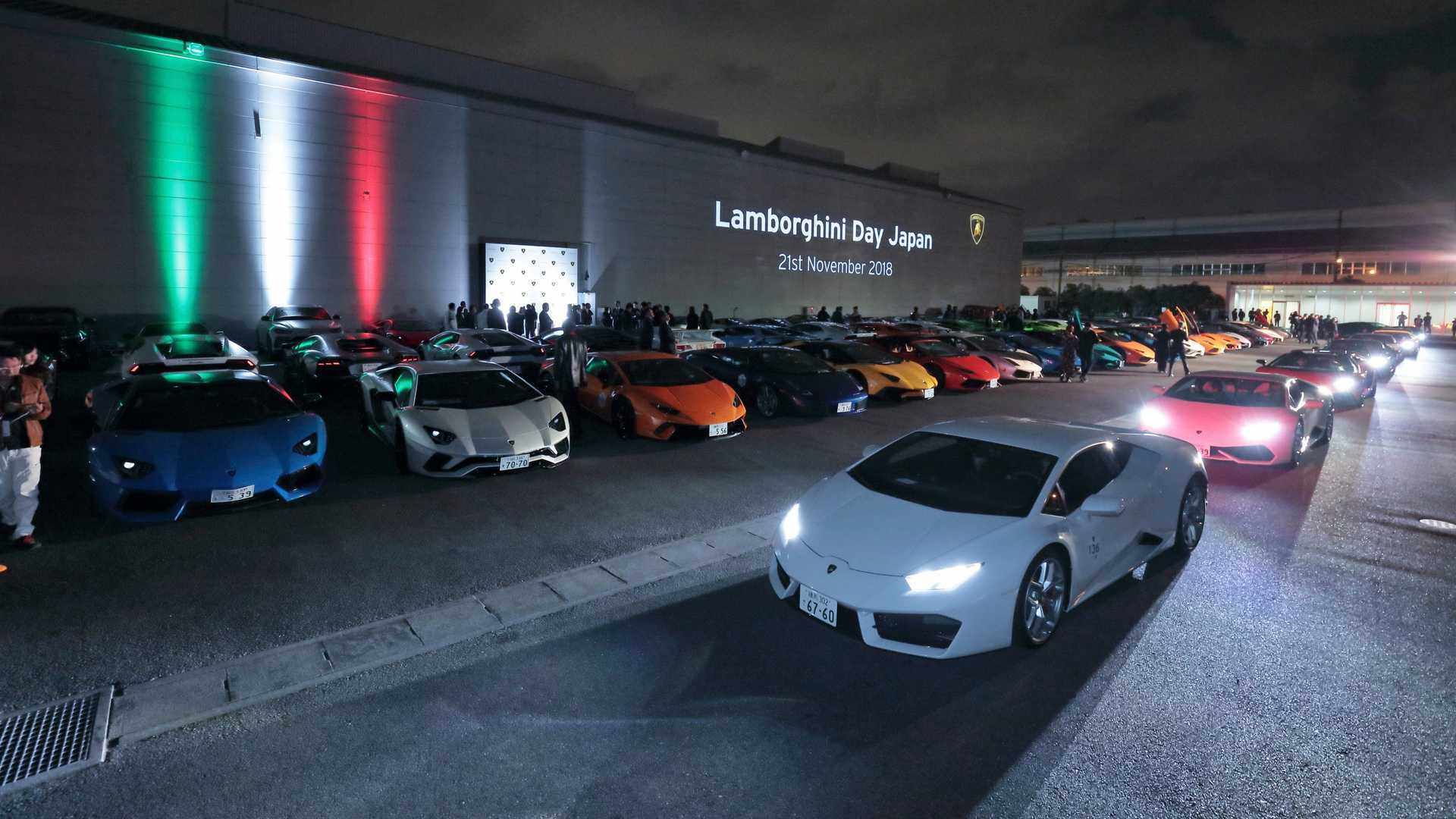 Người hâm mộ hãng xe Ý đã có cơ hội chiêm ngưỡng màn diễu hành đầy ấn tượng của hơn 200 chiếc Lamborghini tại thành phố Yokohama, Nhật Bản.