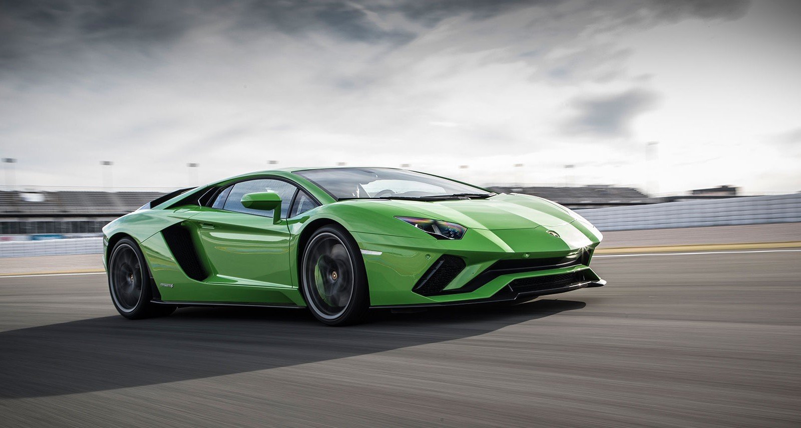 Siêu xe Aventador SVJ phá kỷ lục đường đua Nurburgring mới nhất của Lamborghini.