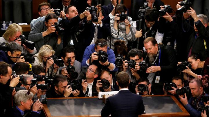 10/4 - Giám đốc điều hành Facebook Mark Zuckerberg được bao quanh bởi các nhiếp ảnh gia khi anh đến phiên điều trần chung của Ủy ban Tư pháp và Thương mại của Thượng viện.