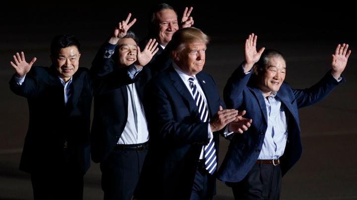 10/5 - Tổng thống Mỹ Donald Trump và Ngoại trưởng Mỹ Mike Pompeo đón ba công dân do Triều Tiên thả tự do tại căn cứ không quân Andrews ở Maryland, trước thềm hội nghị thượng đỉnh của Trump với nhà lãnh đạo Triều Tiên Kim Jong-un.